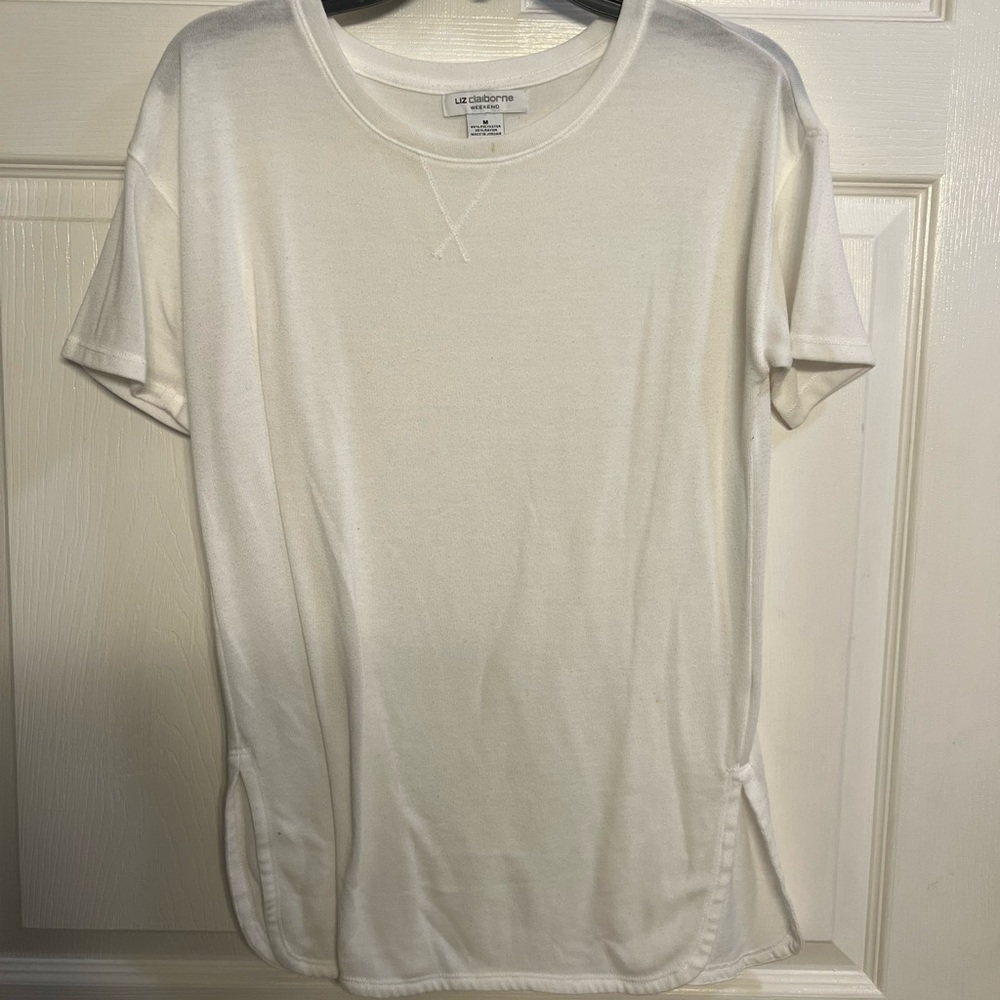 Very light sweater with split side perfect for jeans